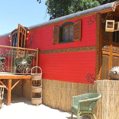 La Roulotte "Les Saintes" Bed and Breakfast Εξωτερικό φωτογραφία