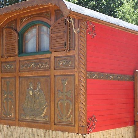 La Roulotte "Les Saintes" Bed and Breakfast Εξωτερικό φωτογραφία