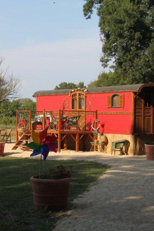 La Roulotte "Les Saintes" Bed and Breakfast Εξωτερικό φωτογραφία