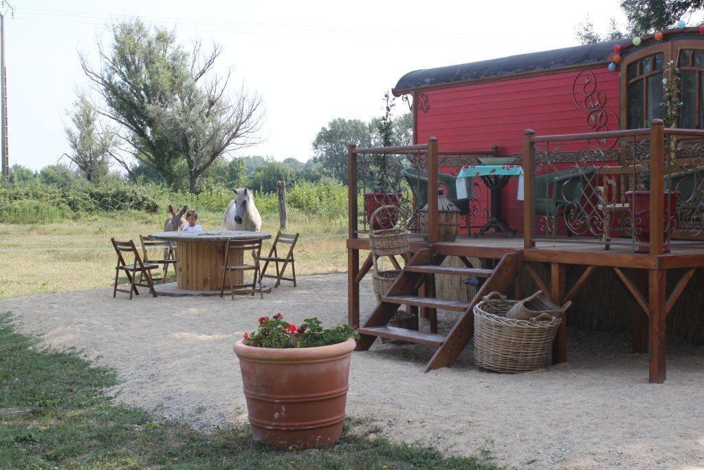 La Roulotte "Les Saintes" Bed and Breakfast Εξωτερικό φωτογραφία